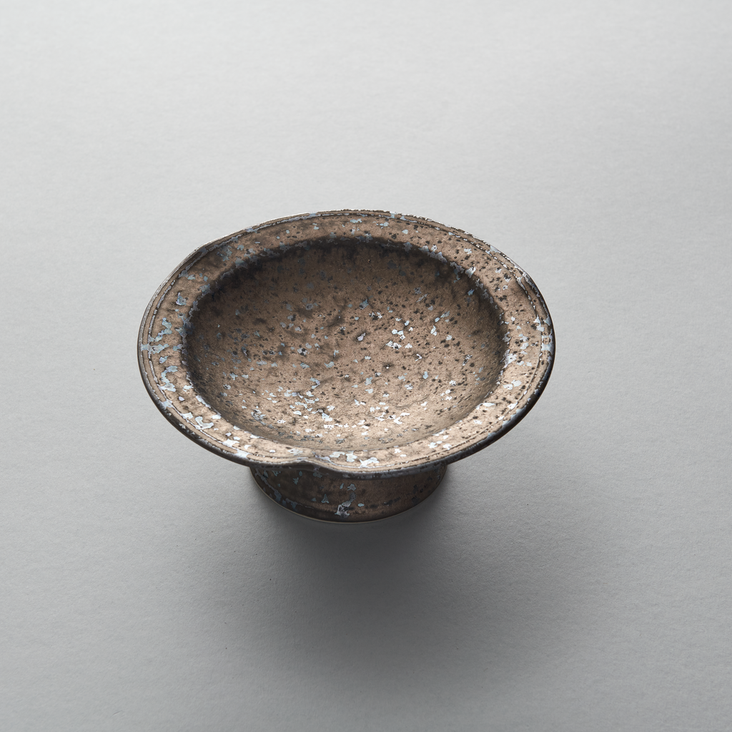 Stand, 16.7cm x 7.5cm