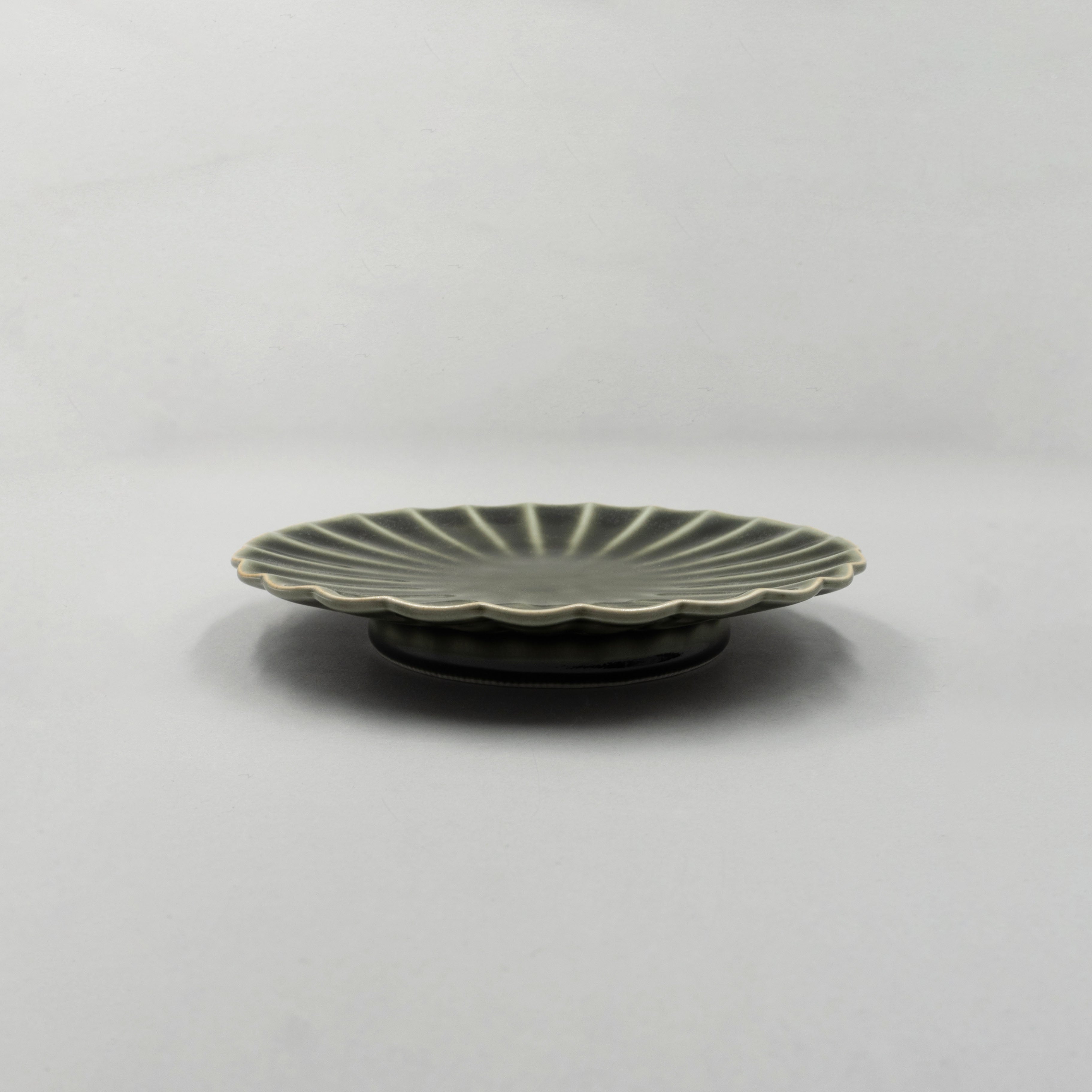 Oribe Kiku Plate 20cm, 20.3cm x 3.2cm